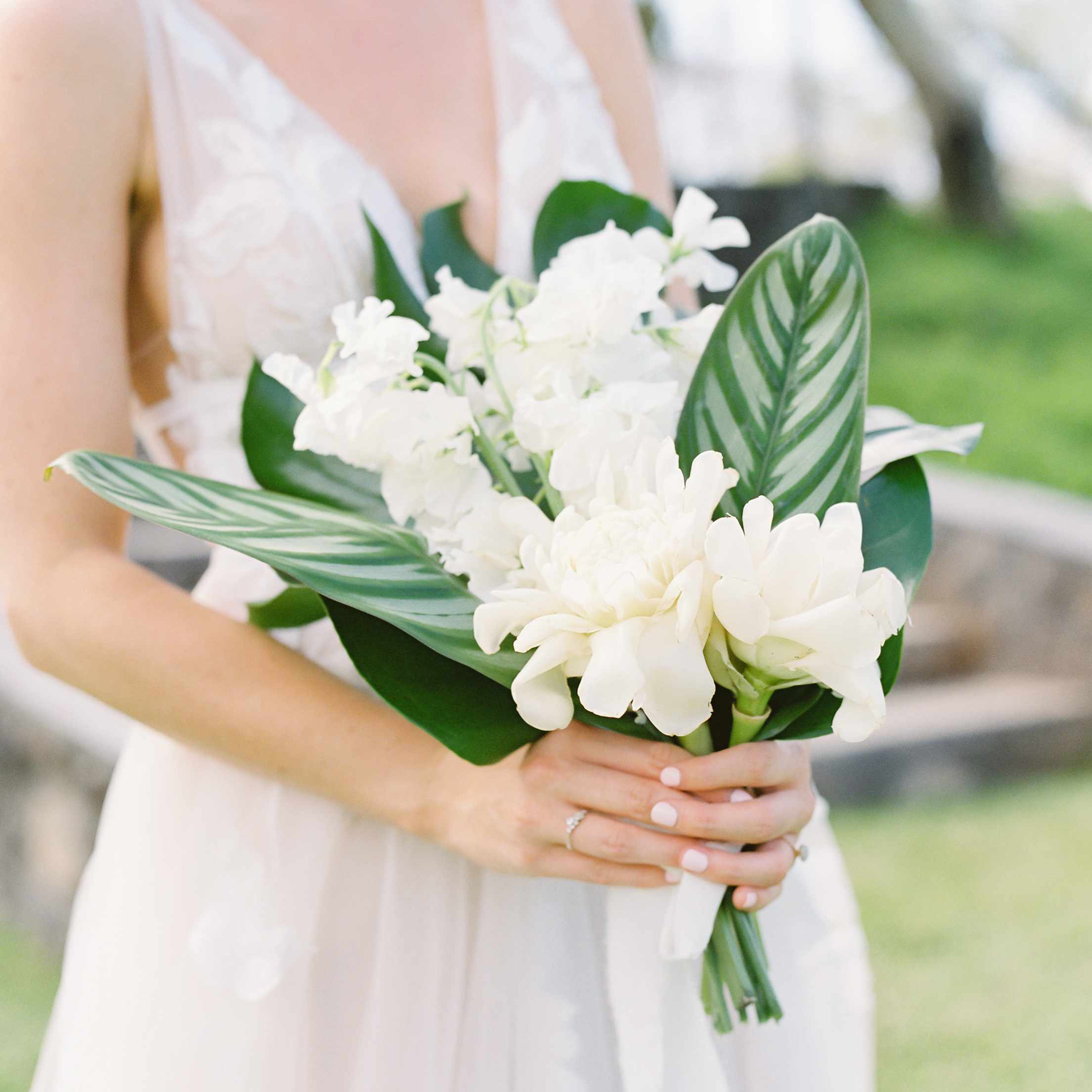 毛伊岛的热带婚礼，新娘手捧花束热带