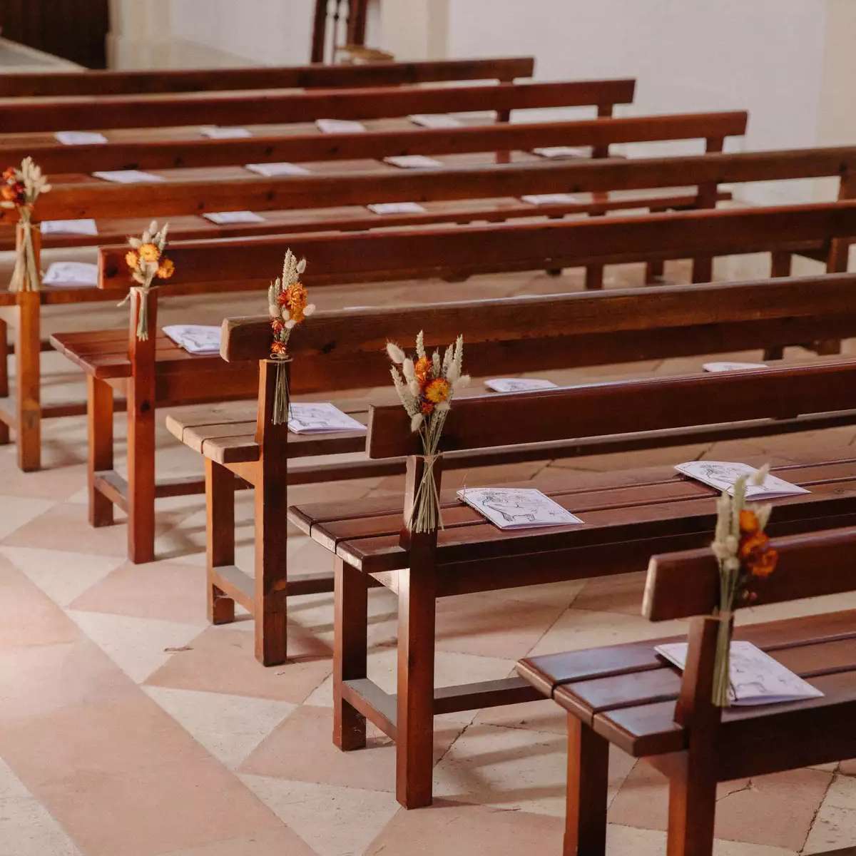 教堂长椅上有干花