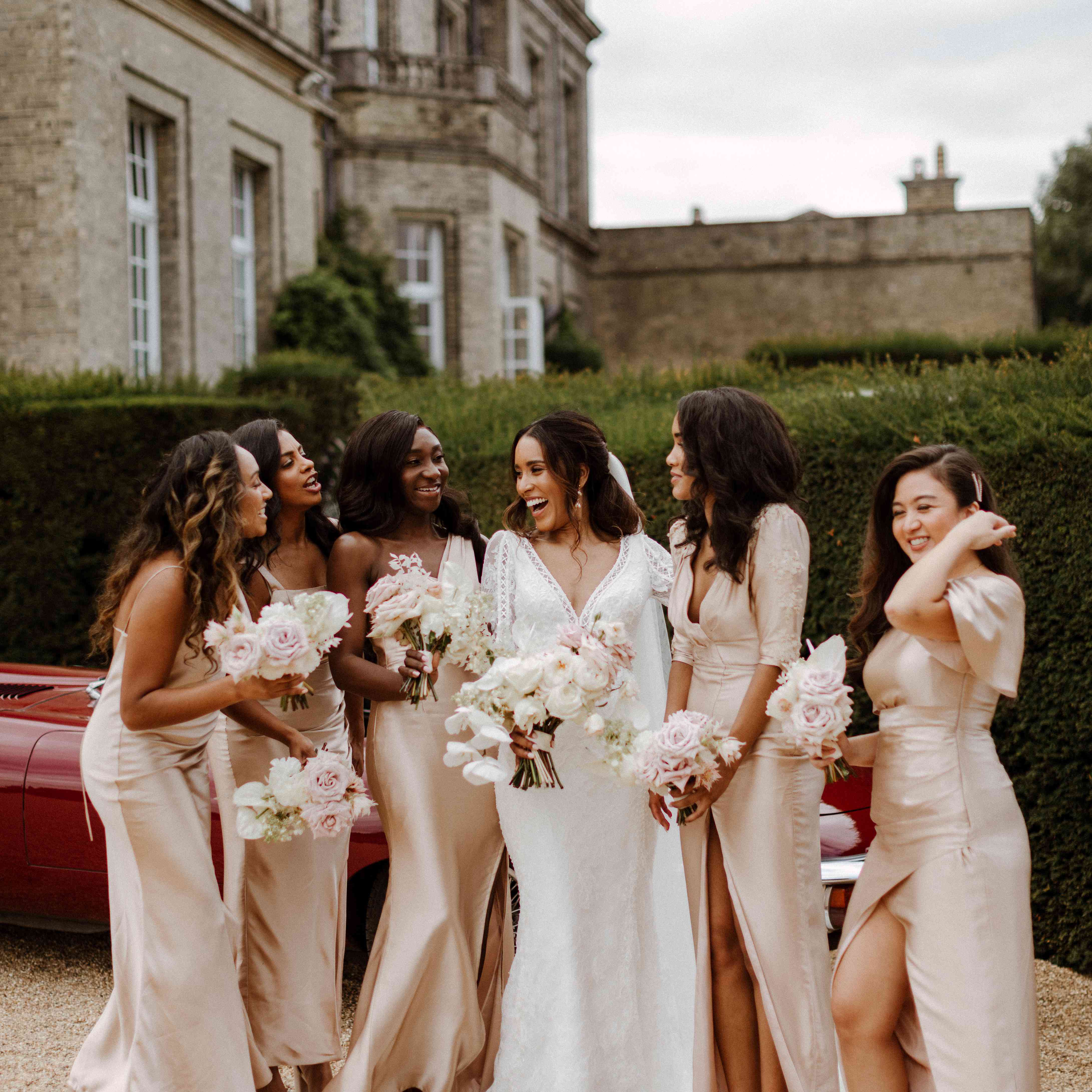 新娘和伴娘都脸红了