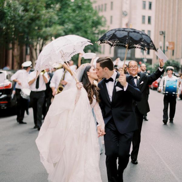 <P>新娘和新郎携带雨伞</ P>