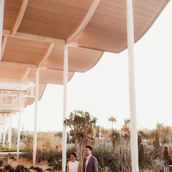 站立在沙漠的新娘和新郎