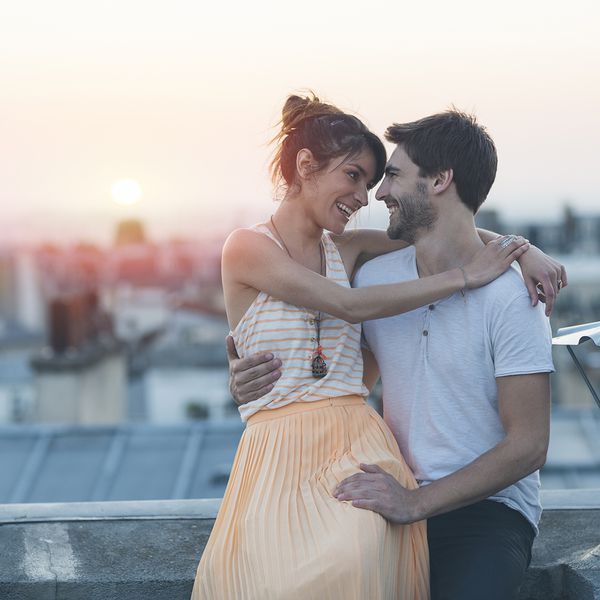 在屋顶，巴黎的浪漫夫妇