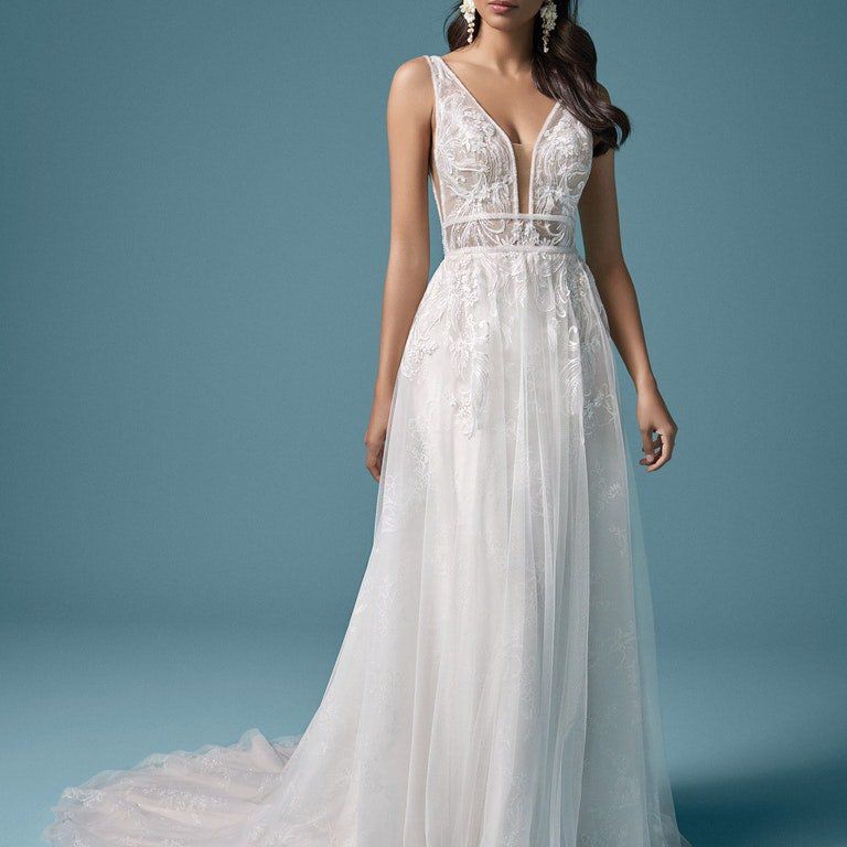 模特在错觉紧身婚纱与花蕾丝