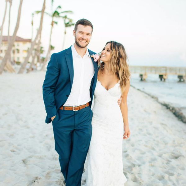 新郎新娘走在沙滩上