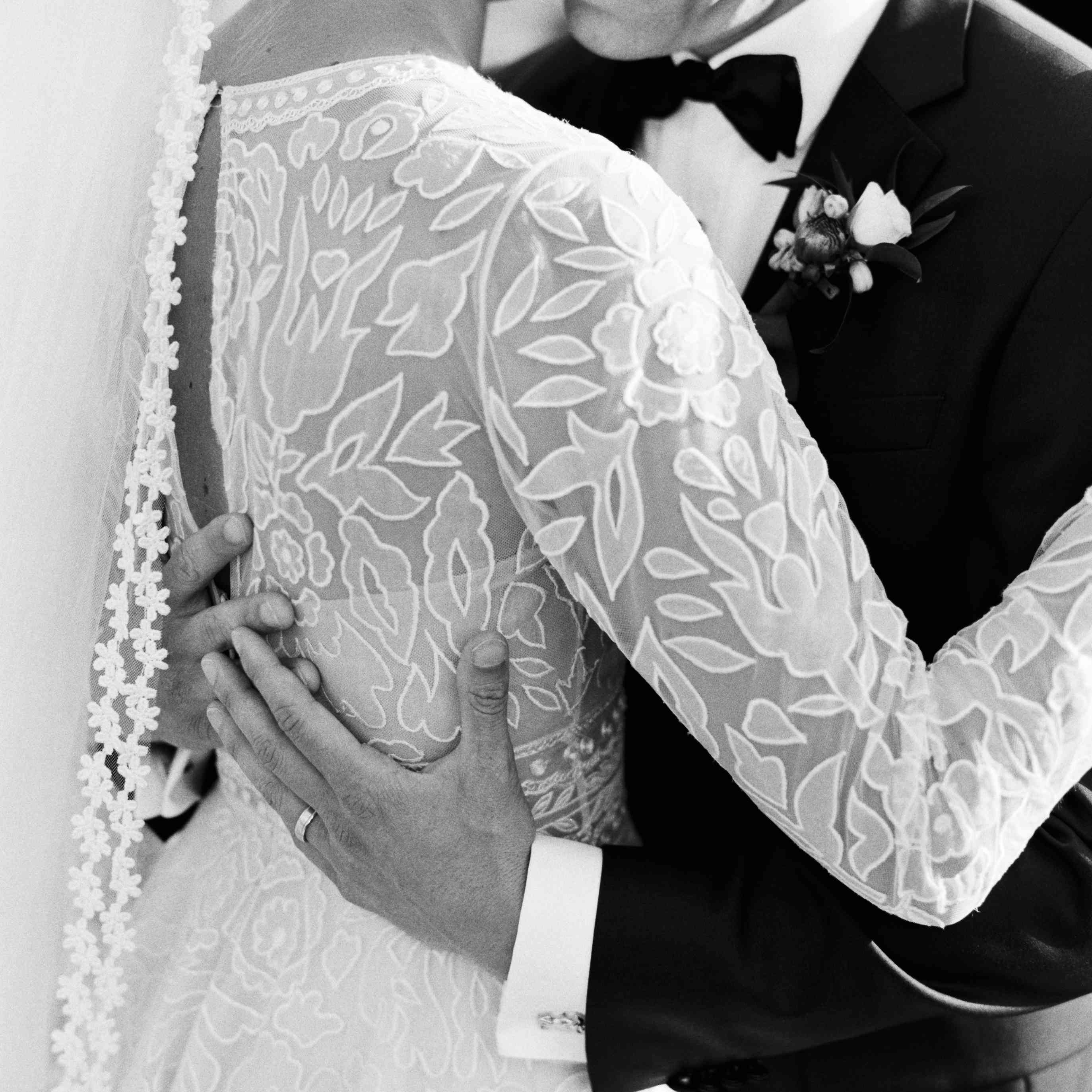 新娘和新郎拥抱