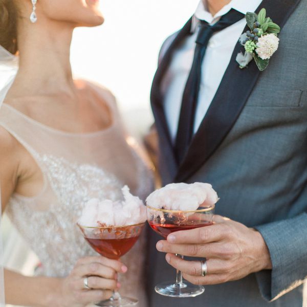 一对夫妇拿着一杯上面有棉花糖的鸡尾酒