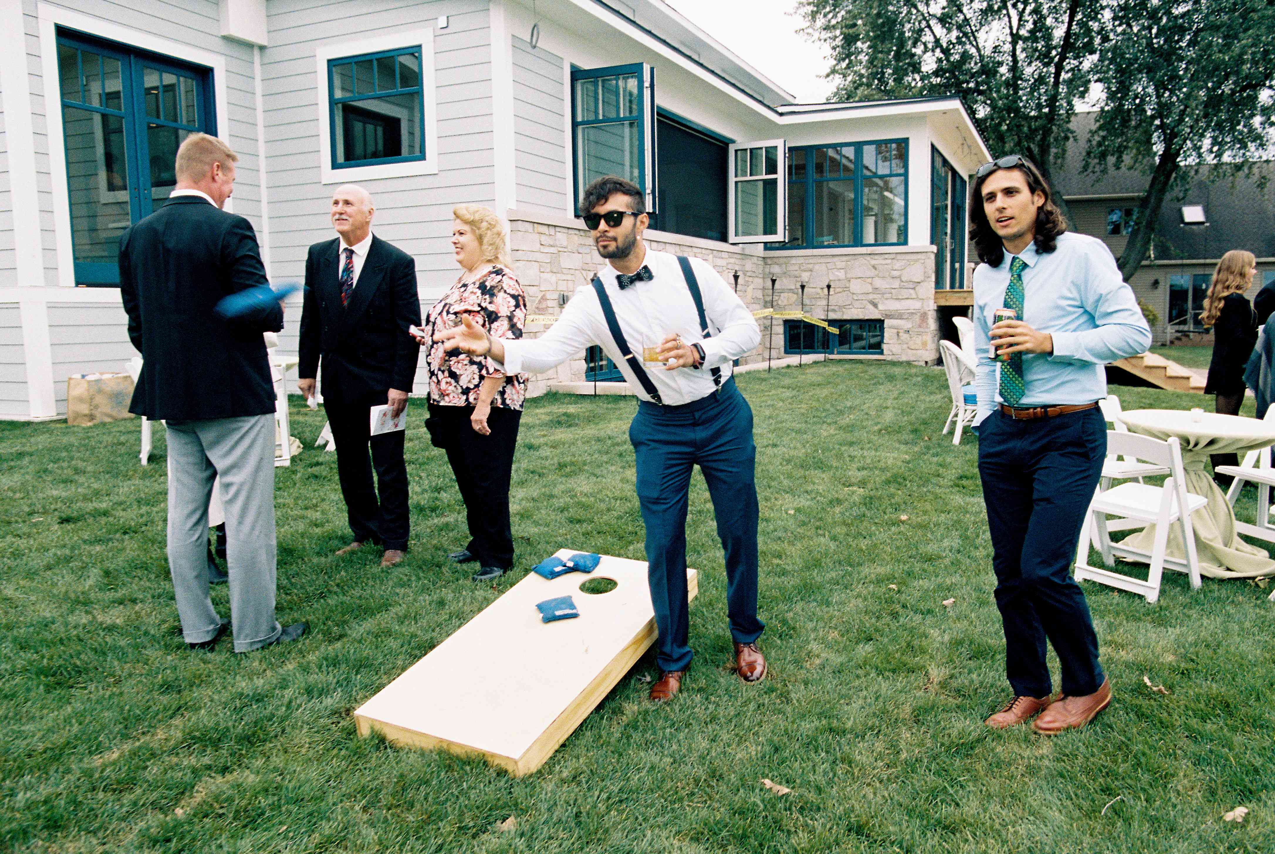 伴郎和婚礼嘉宾在玩“玉米洞”