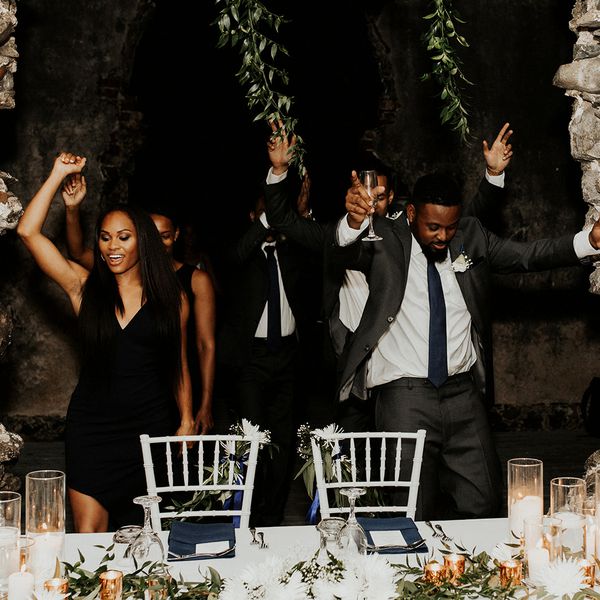 新娘和新郎在餐桌后跳舞