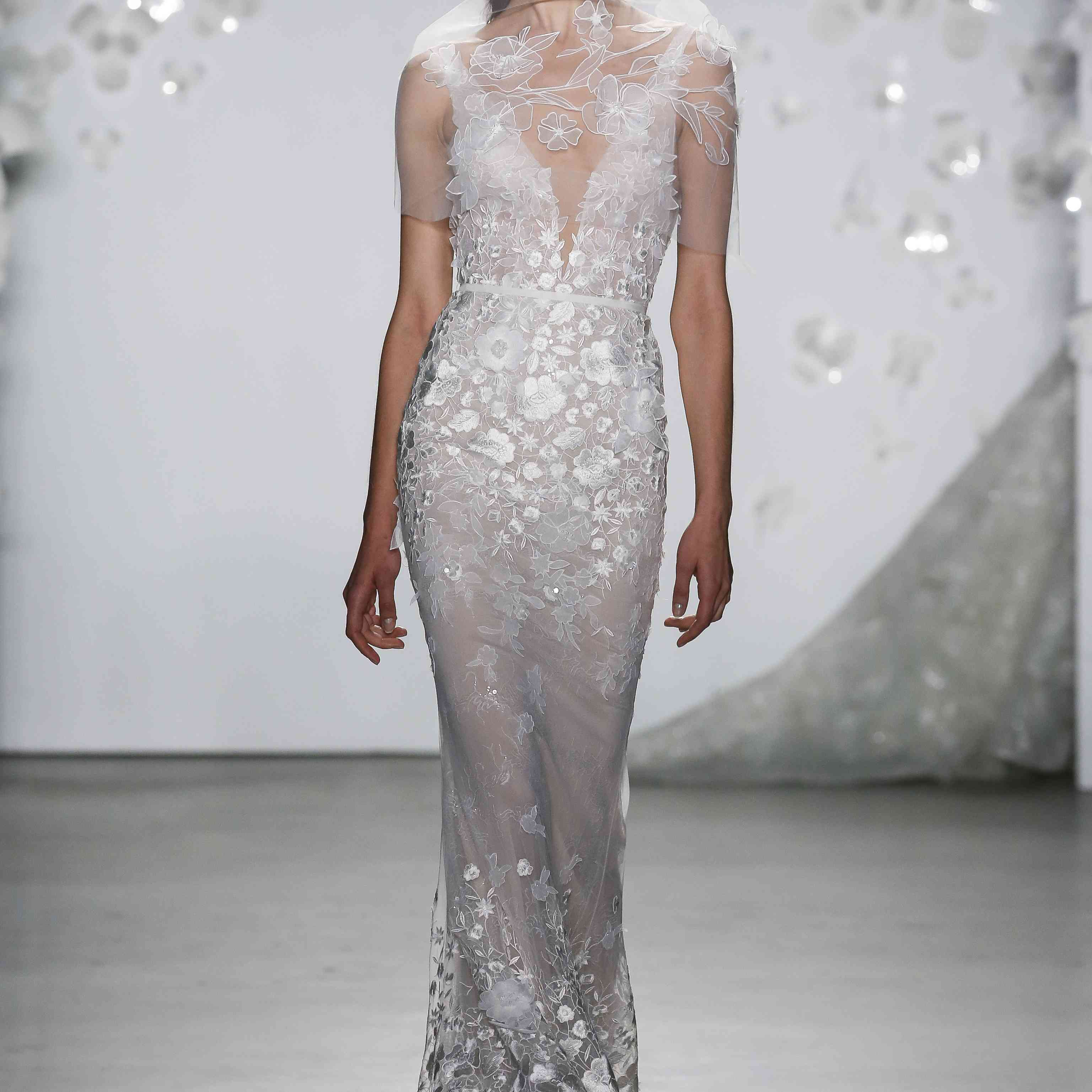 深V修身蕾丝和与之搭配的耸肩碎花长衫贴花