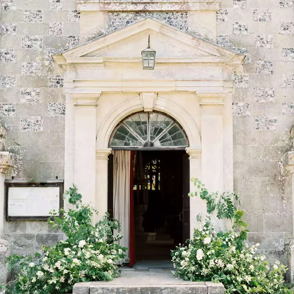 教堂绿色和白花