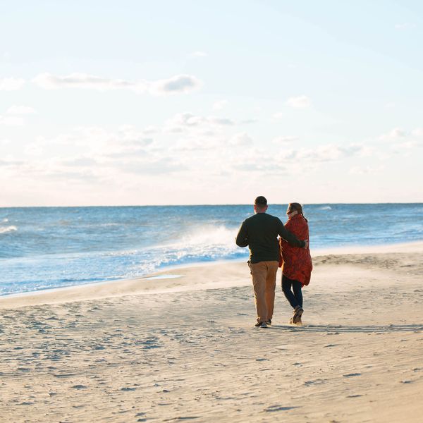 一对情侣一起在弗吉尼亚海滩散步