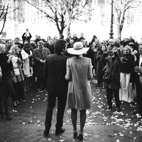 新娘和新郎在一大群婚礼宾客面前