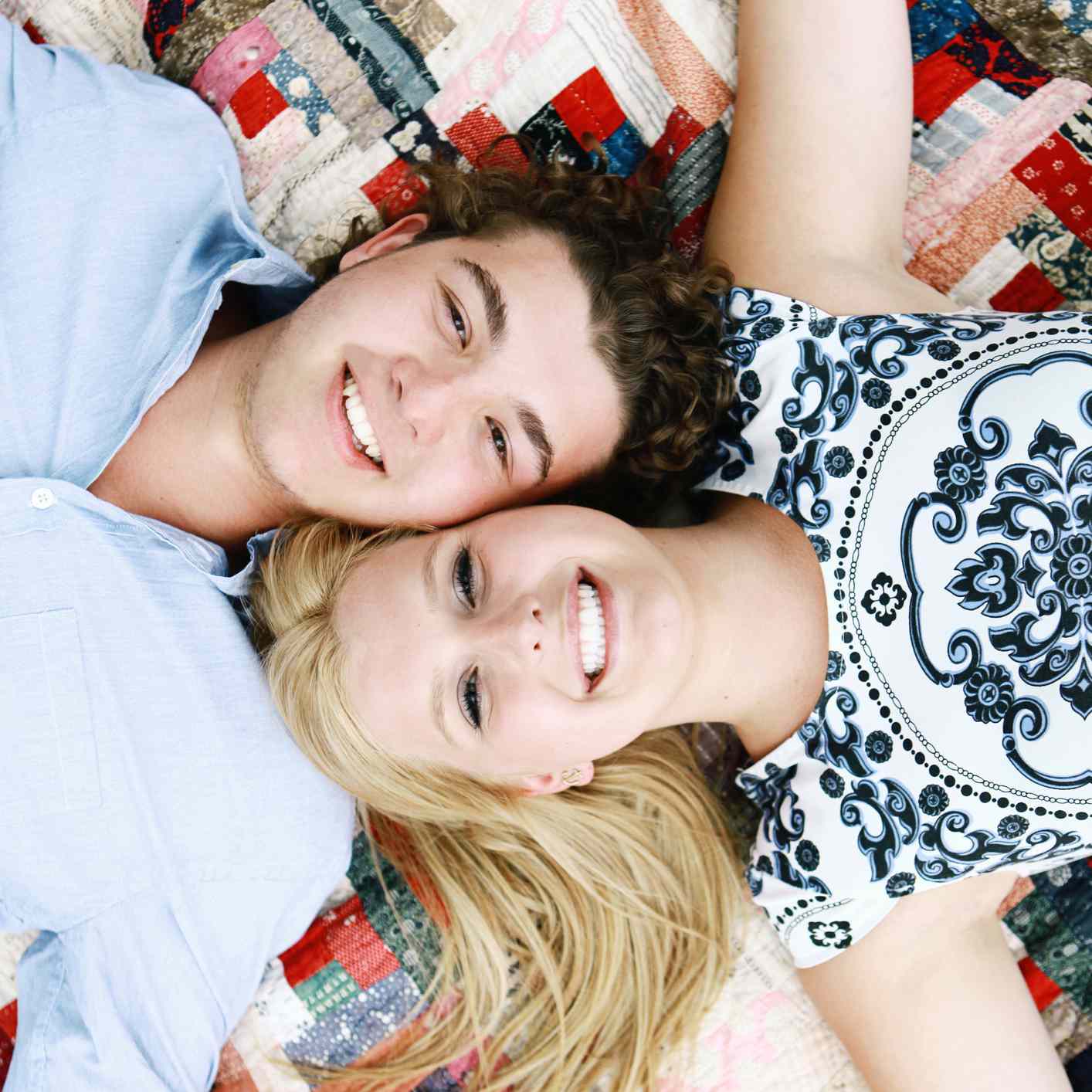 夫妻躺在被子上