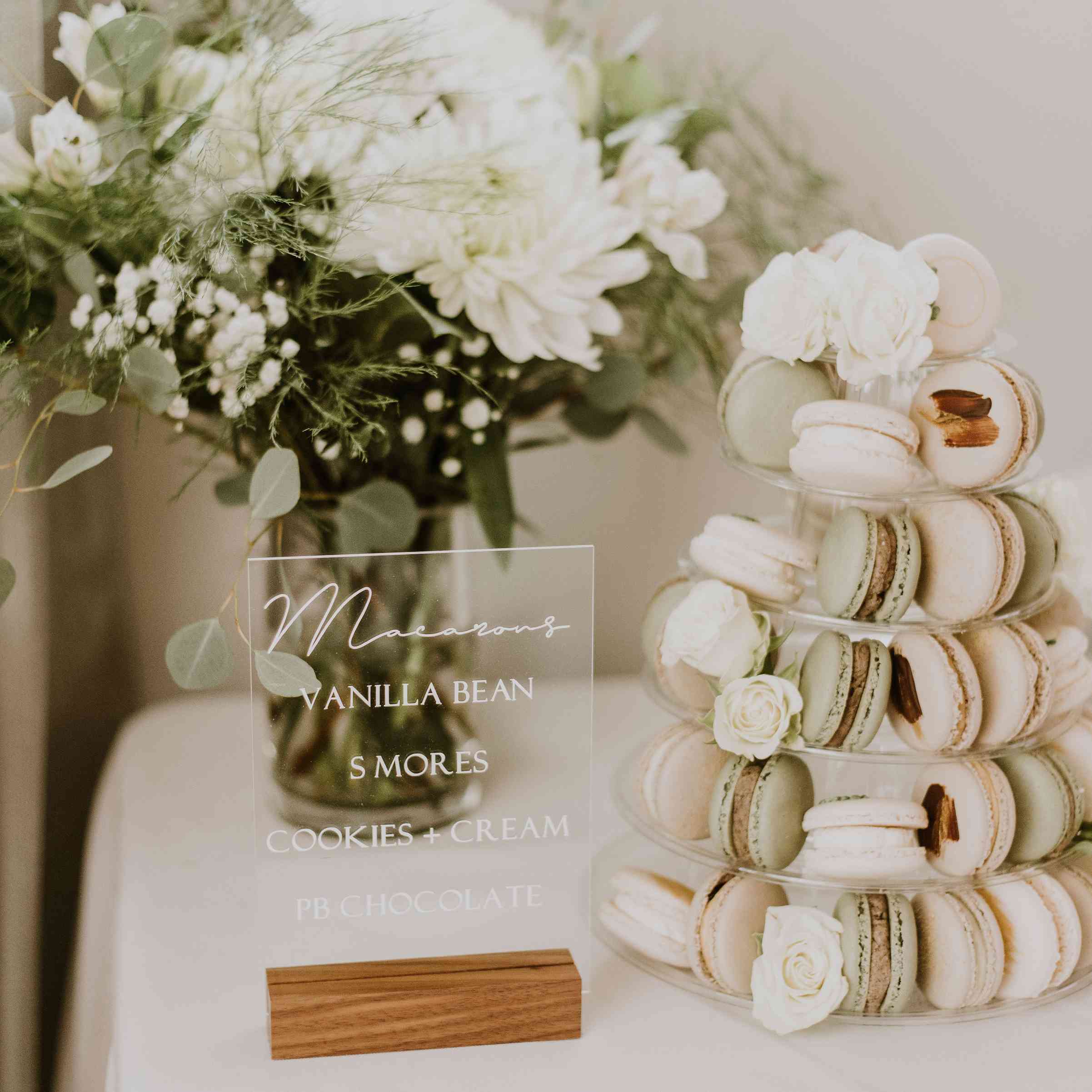 与丙烯酸克里斯标志的Macaron塔