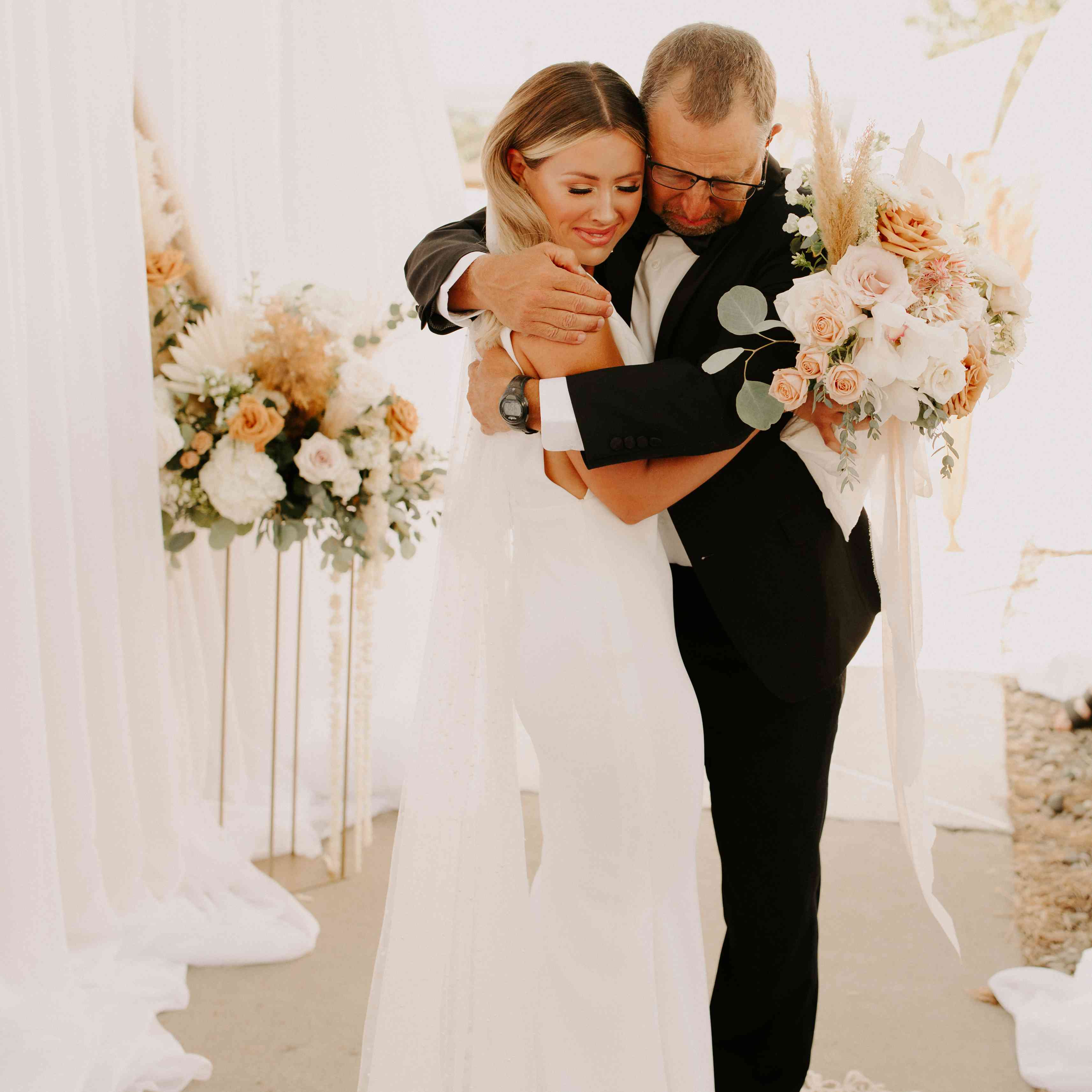 新娘和父亲拥抱