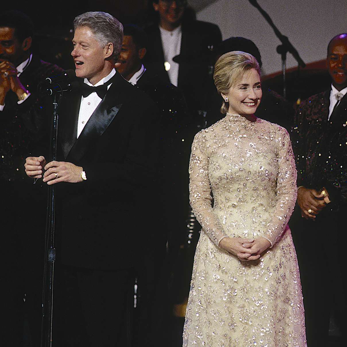 前第一夫人希拉里克林顿矗立在首席球的前总统比尔克林顿。