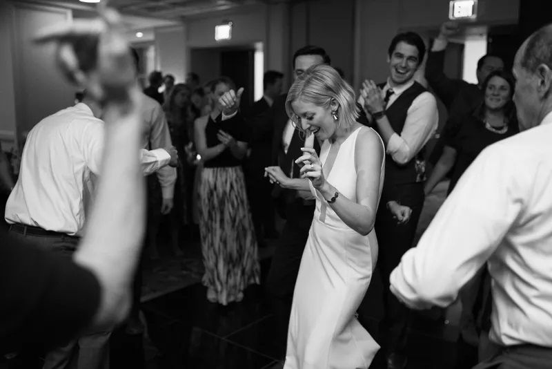 新娘在婚宴上跳舞