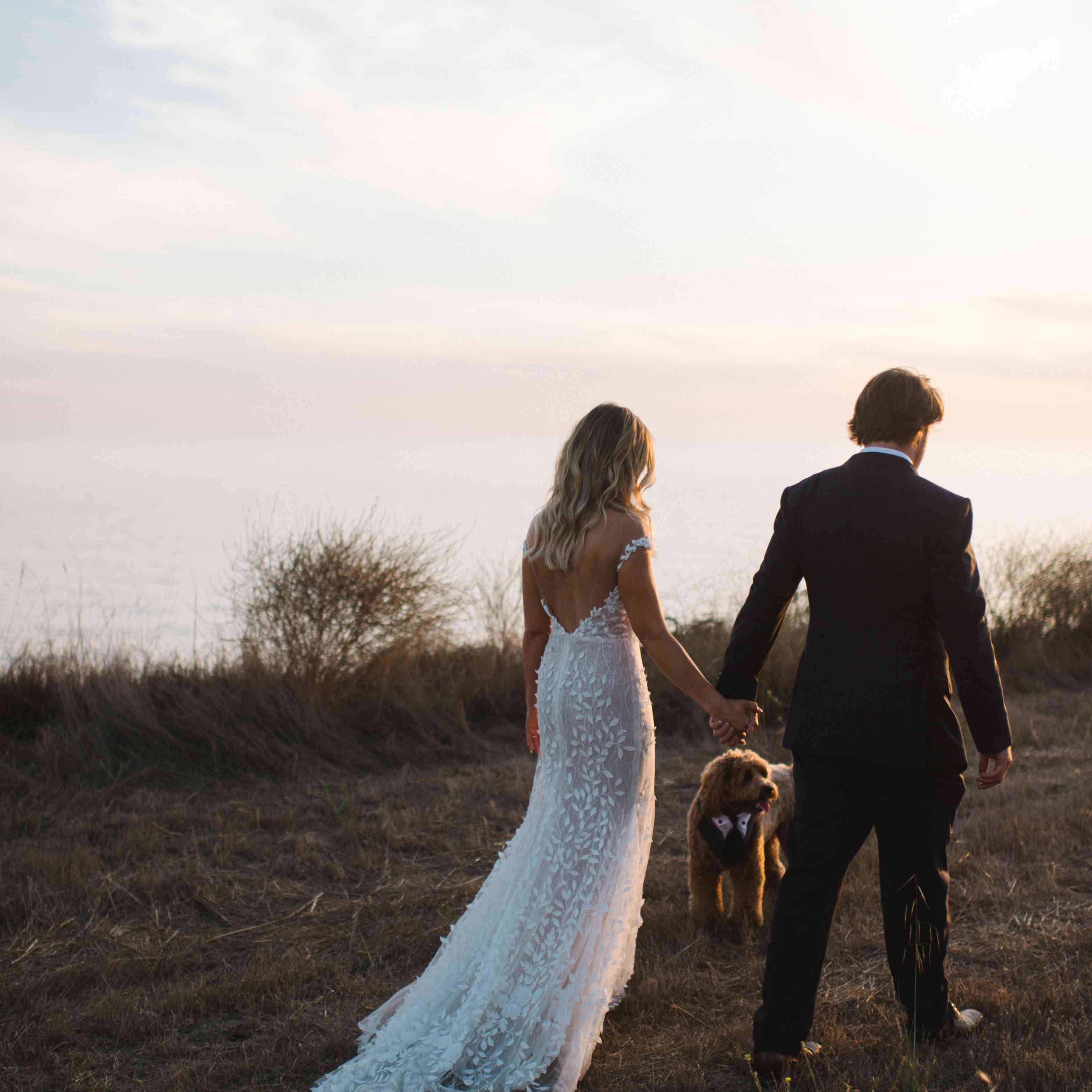 新娘和新郎走路