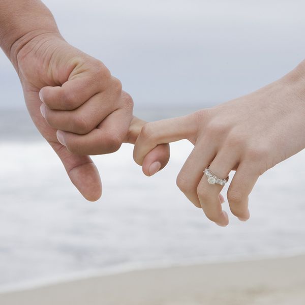 握有订婚戒指的夫妇手指188bet官网88bet官网