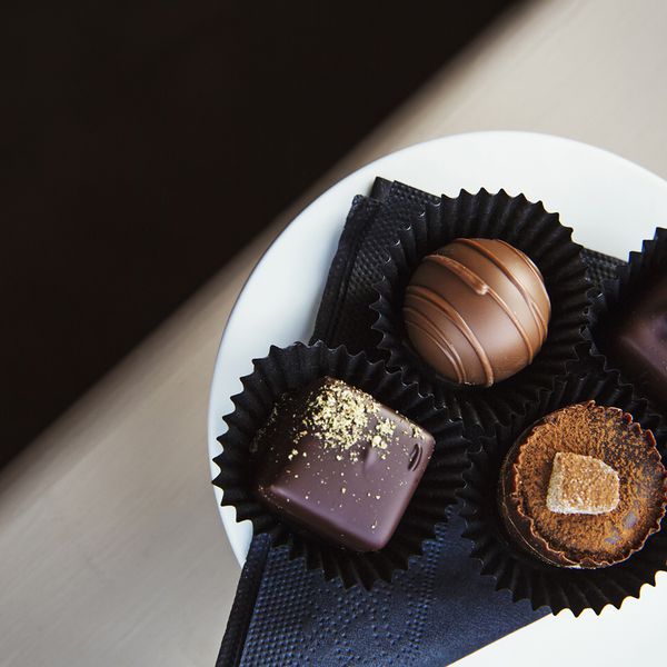 被分类的手在板材制造了巧克力