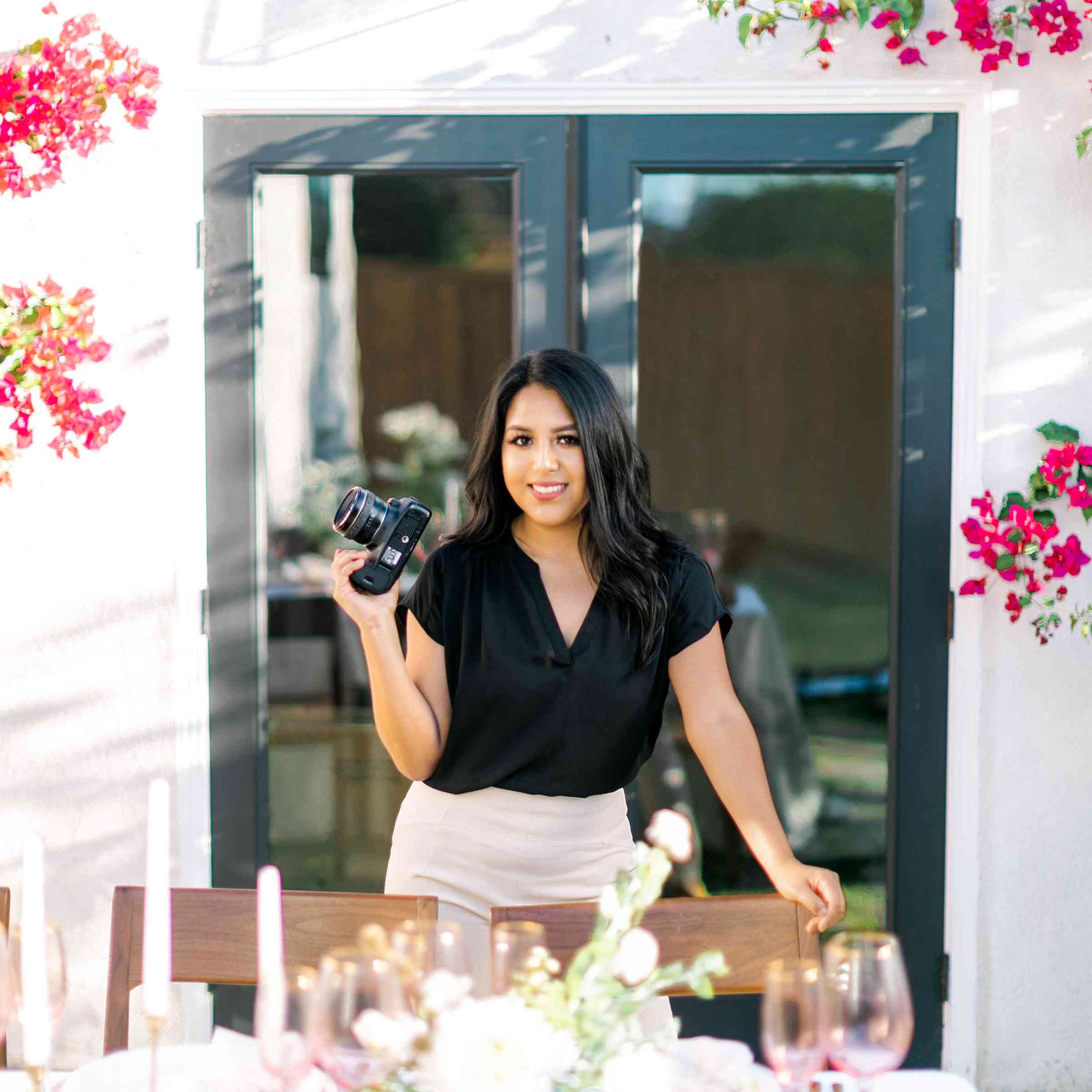 女人拿着相机“class=