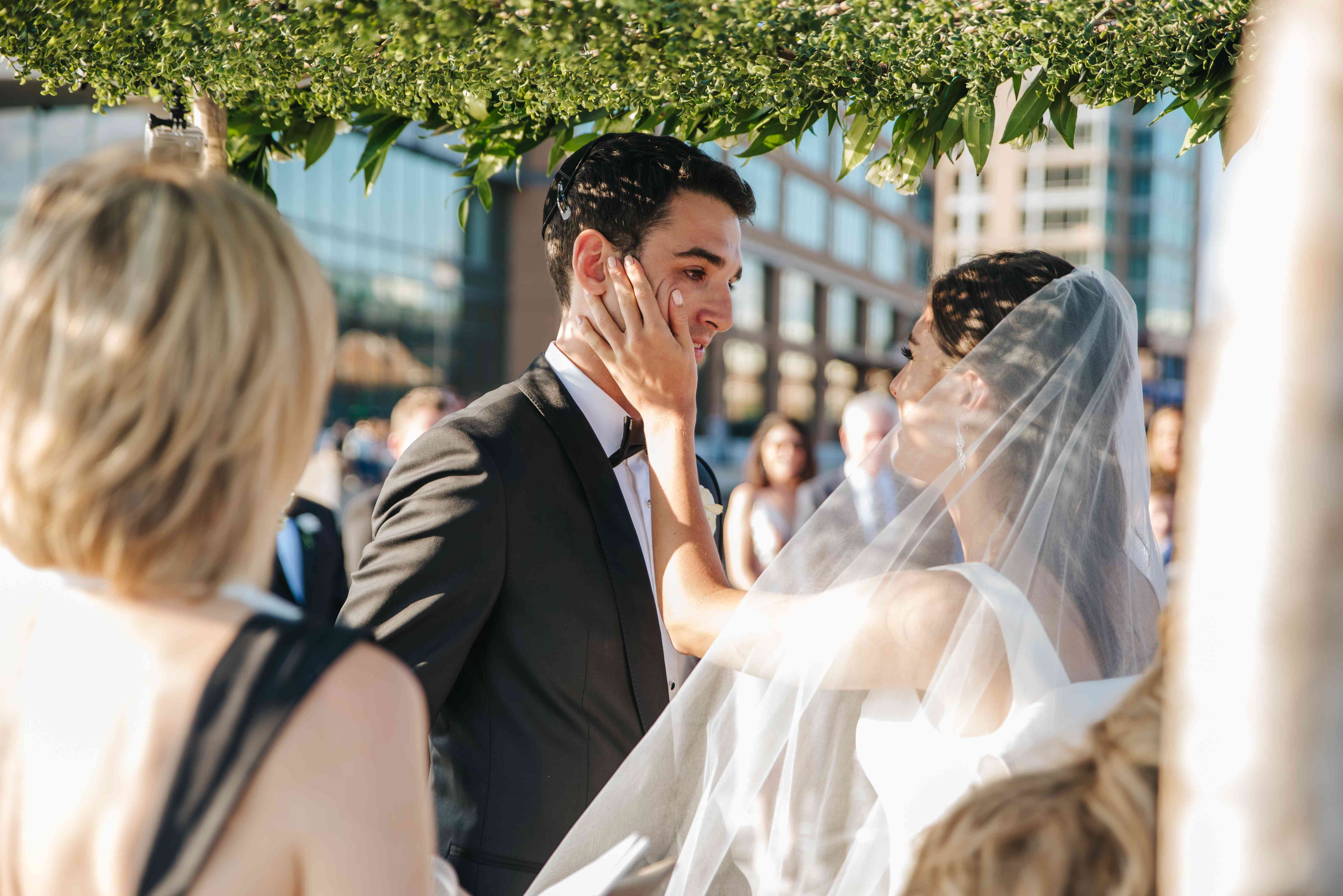 新娘和新郎在祭坛