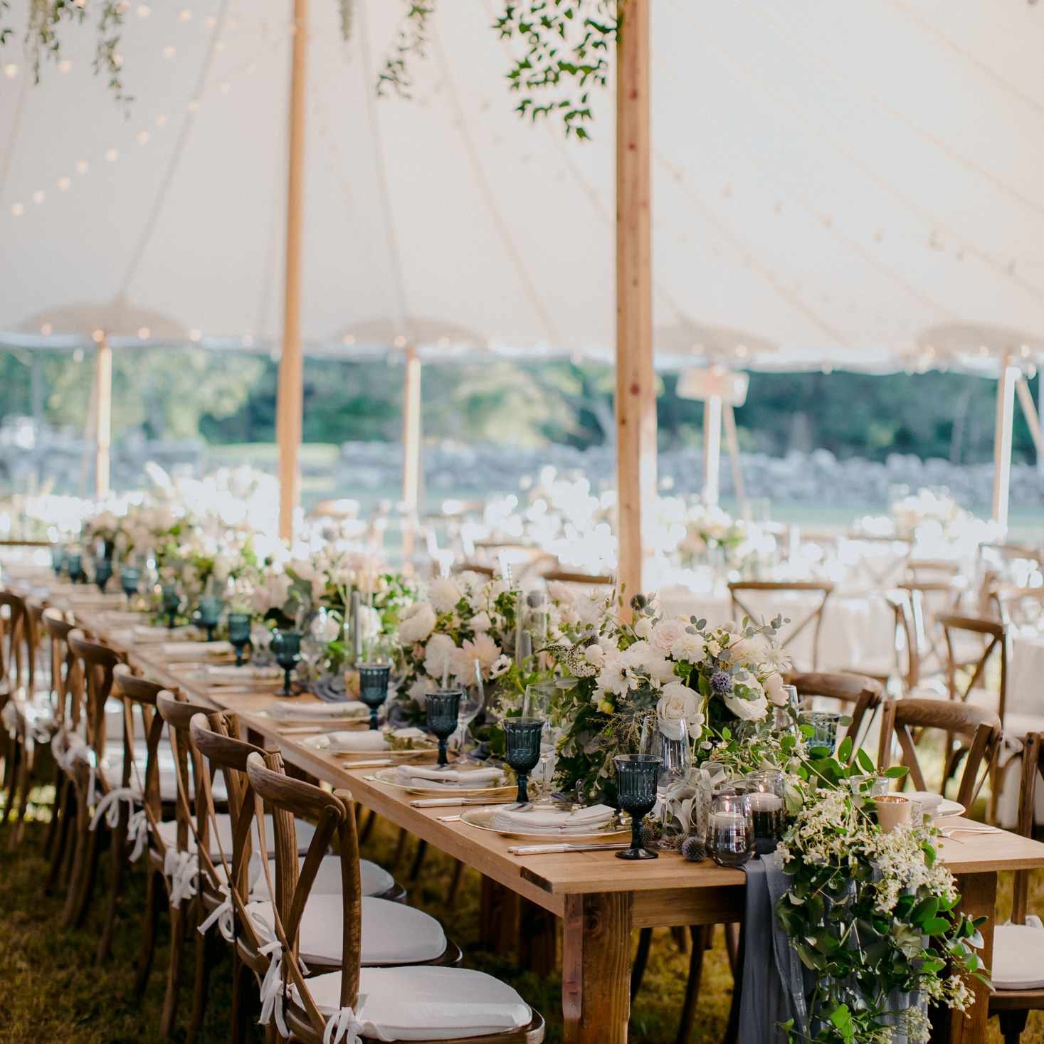 在家质朴马萨诸塞州举行婚礼，开满鲜花的接收表