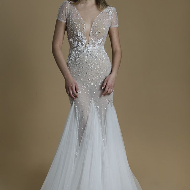 模特在纯粹的幻想婚纱礼服