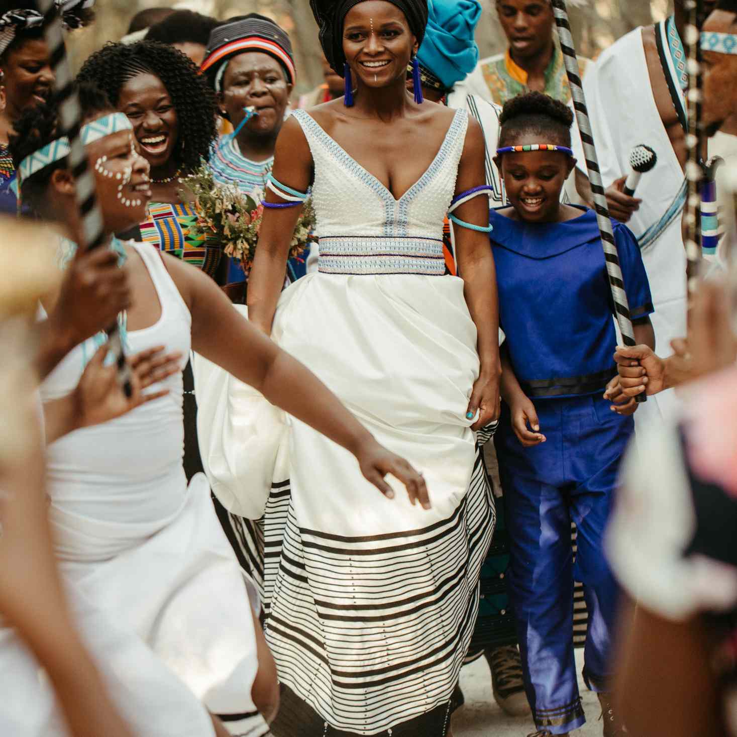 新娘与客人一起散步