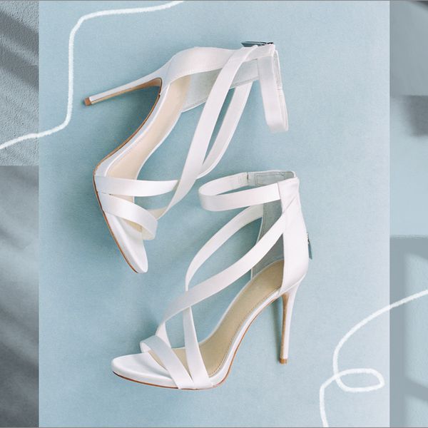 白色系带高跟鞋在蓝色背景的照片合成。