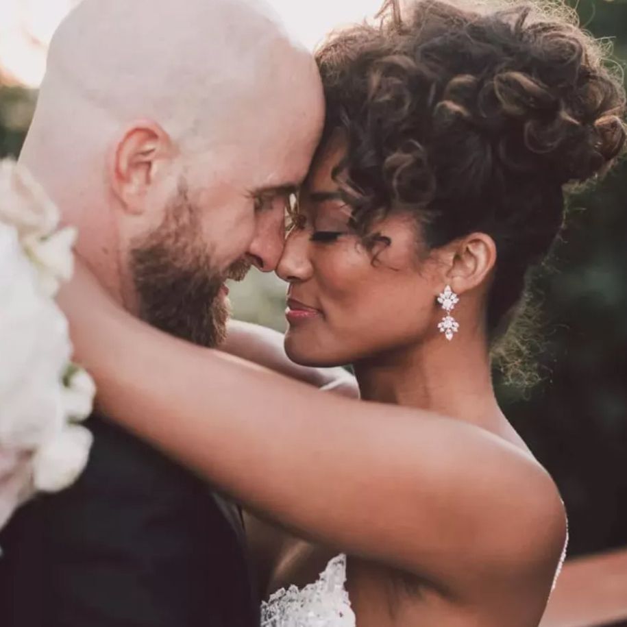 新婚夫妇给爱斯基摩人的亲吻