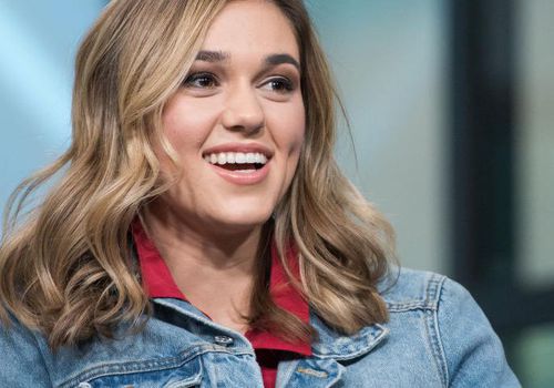 2018年2月6日，Sadie Robertson参观Build系列，在Build Studio讨论她的书《Live Fearless》。