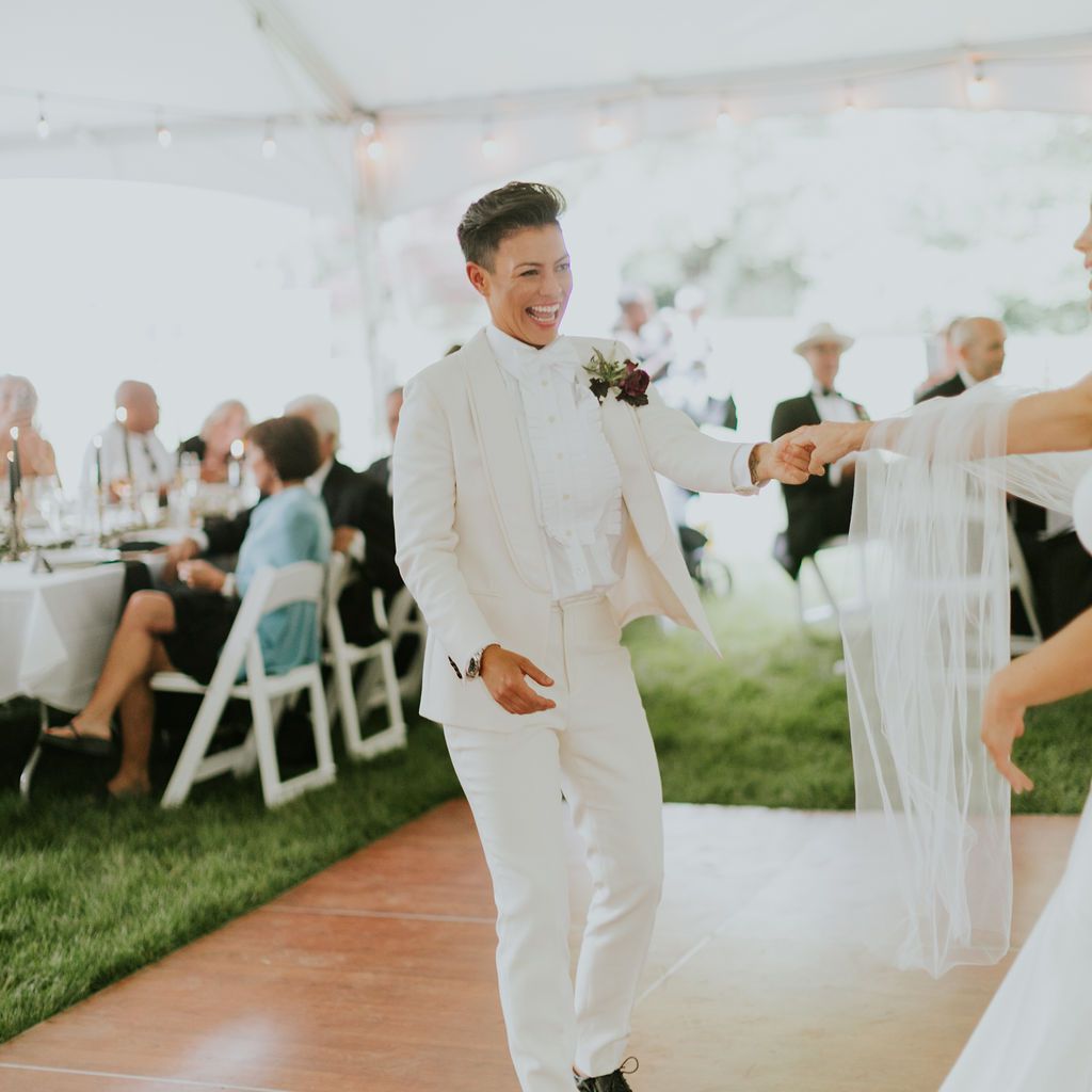 清美笑着看着这对夫妇跳舞