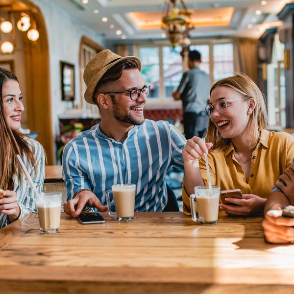 咖啡馆里的朋友