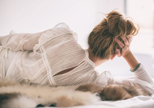 女人铺设在她身边看着窗外