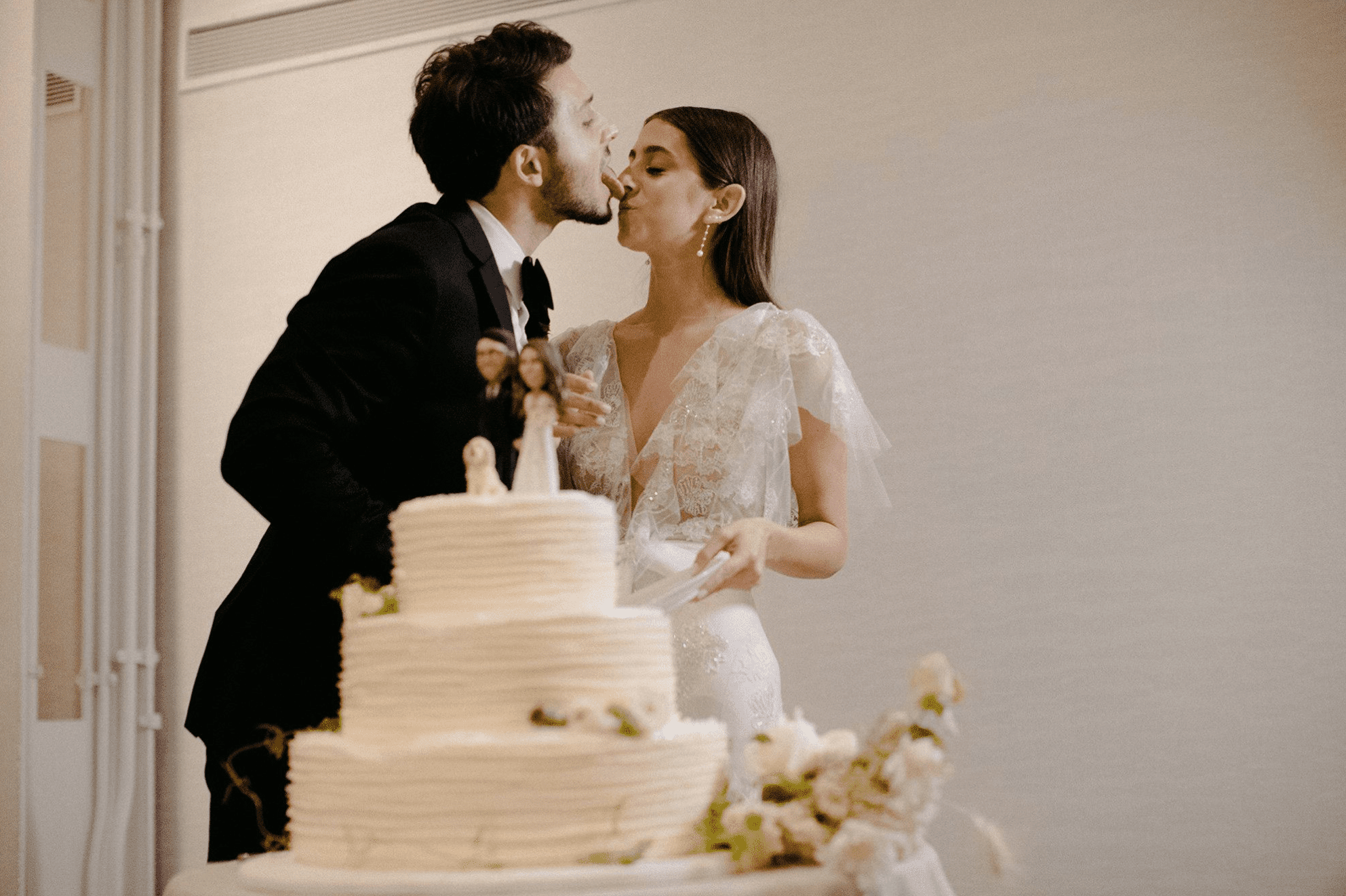 新婚夫妇切蛋糕