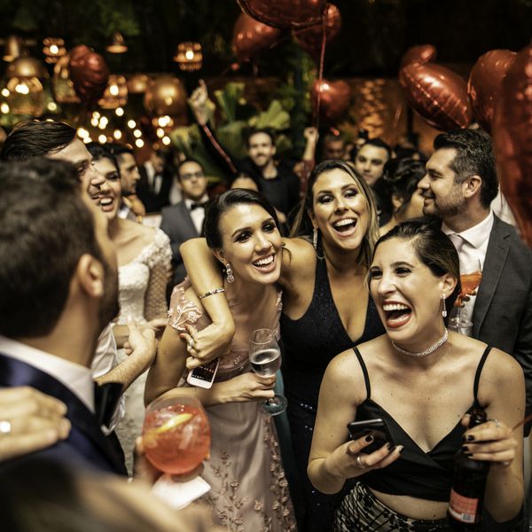 新郎和婚礼宾客在派对上大笑