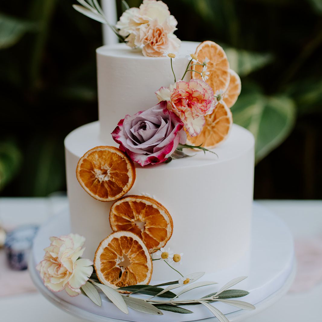 有橘子和玫瑰的婚礼蛋糕