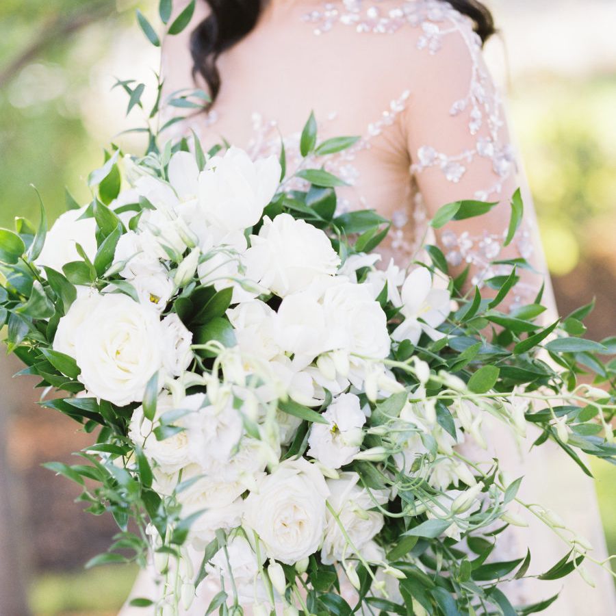 白色和绿色牡丹花束