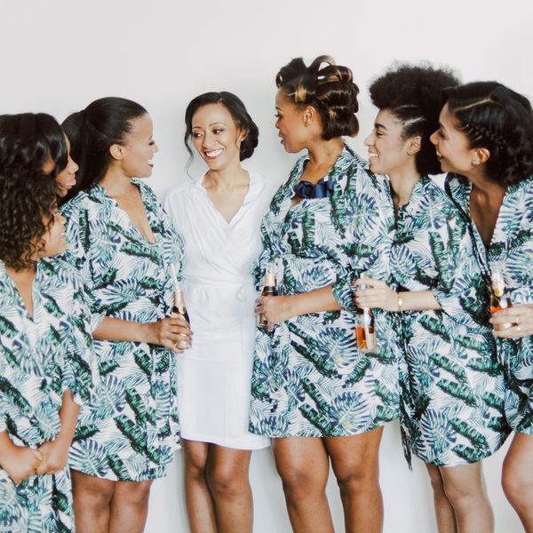 新娘与穿着相同长袍的伴娘合影