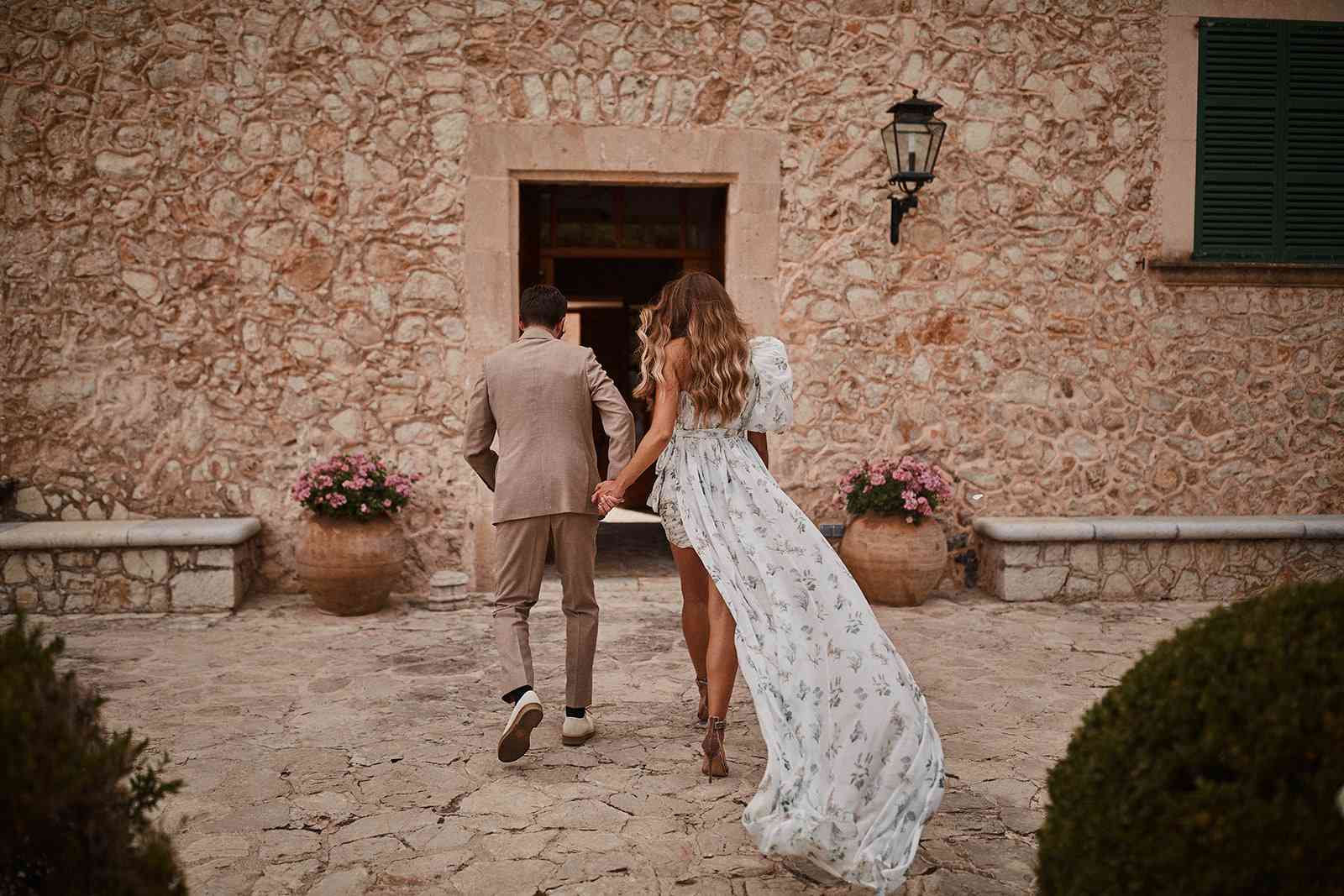 夫妇散步”class=