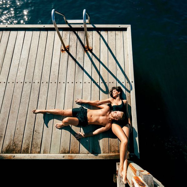 一对情侣在码头上晒太阳