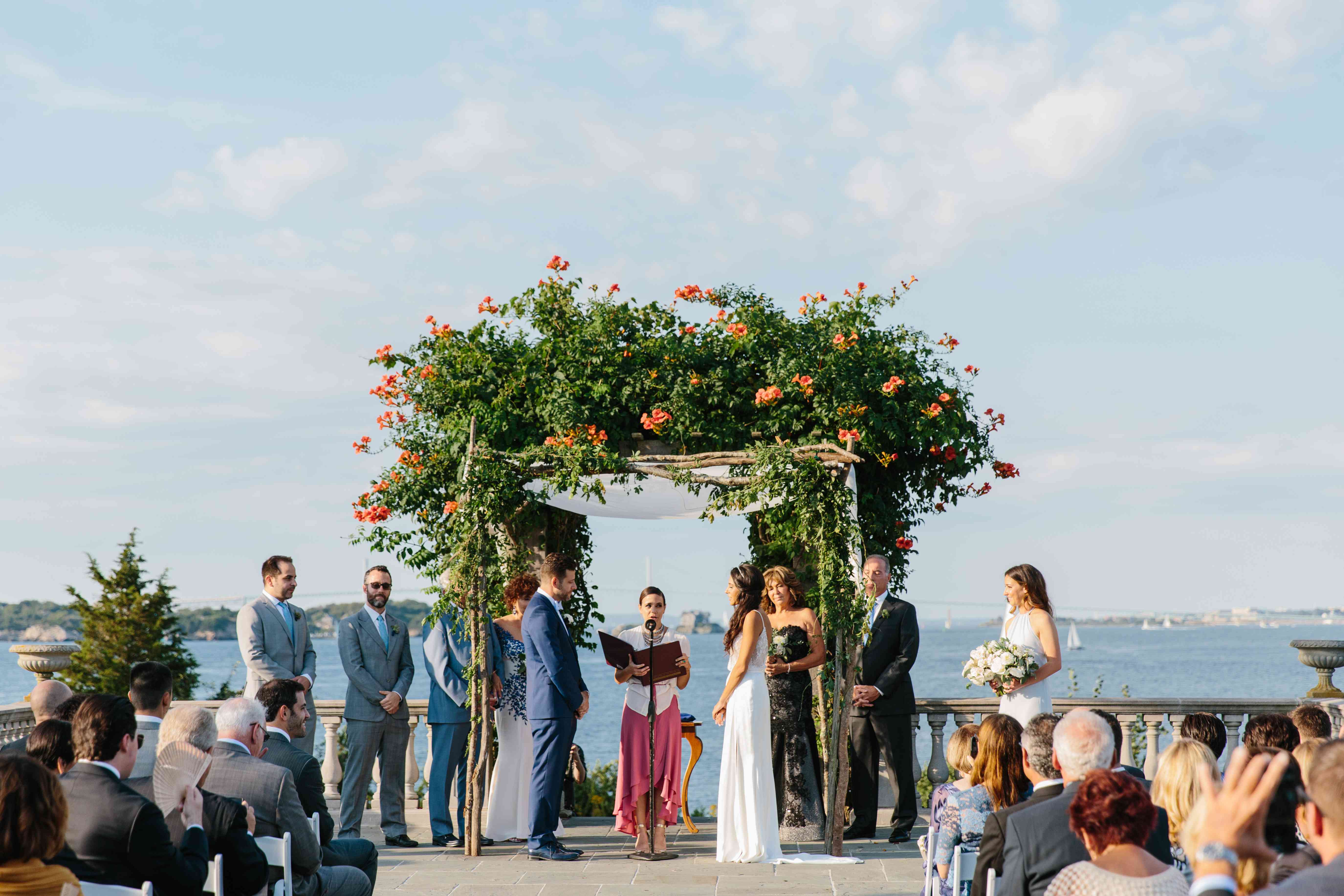 新娘和新郎交换誓言</p