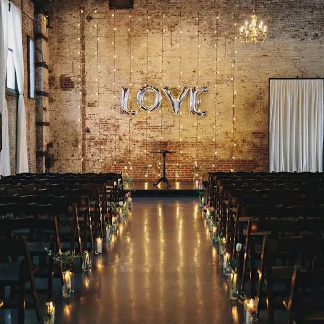 串灯和一个简单的聚脂薄膜气球，但引人注目的仪式背景