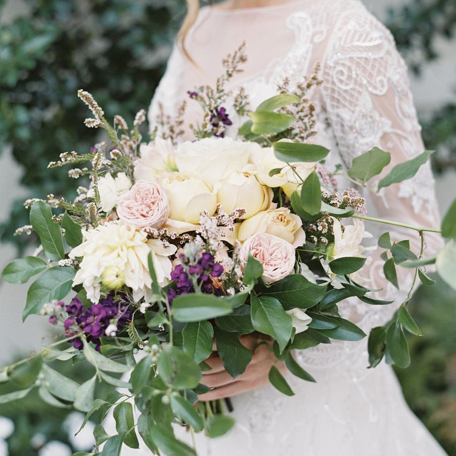 柔和的牡丹和玫瑰花束