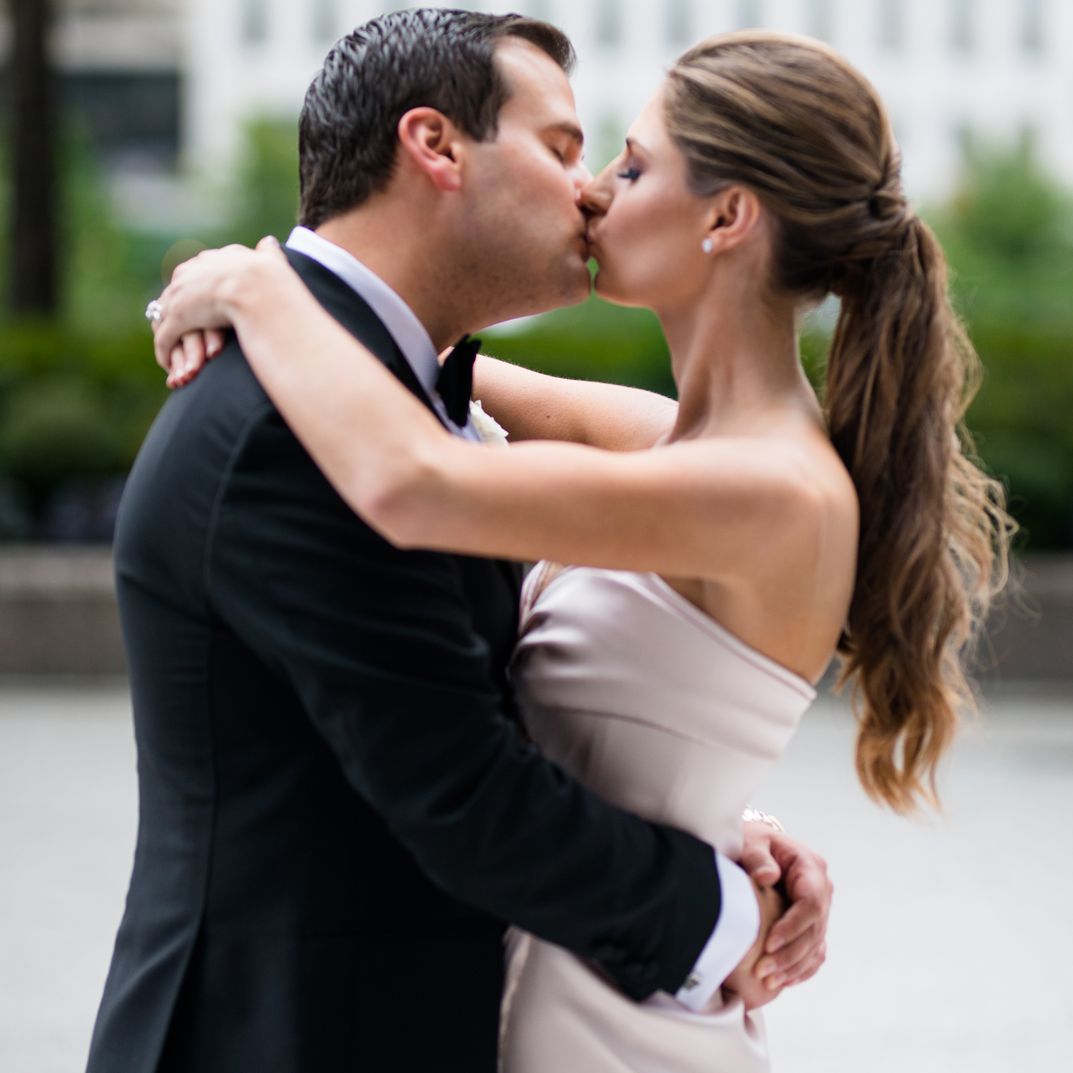 新娘和新郎亲吻