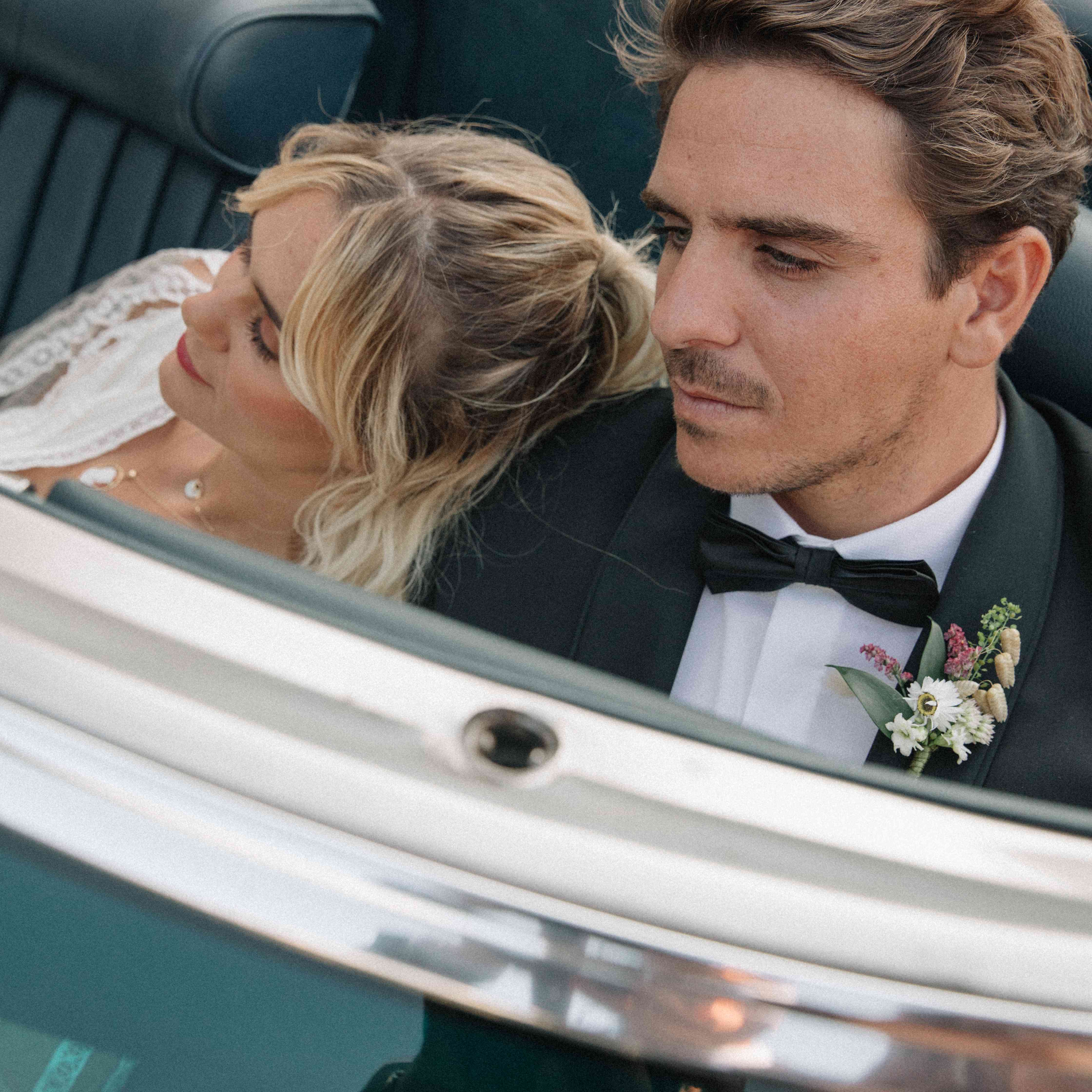 新娘和新郎坐在逃跑用的车里