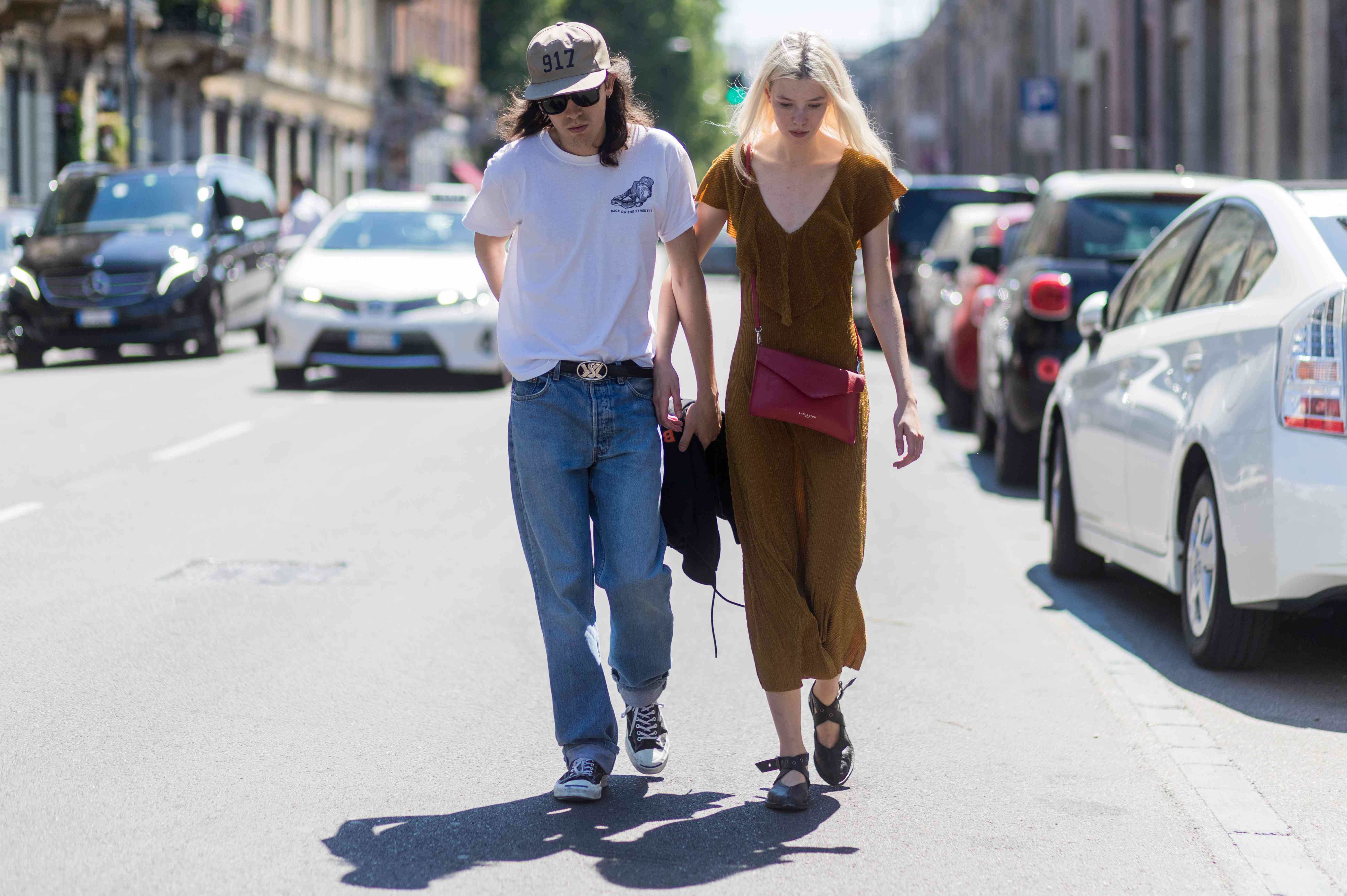 走与朝向的夫妇看起来阴沉