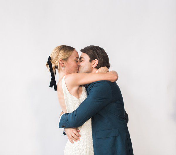 情侣接吻“class=