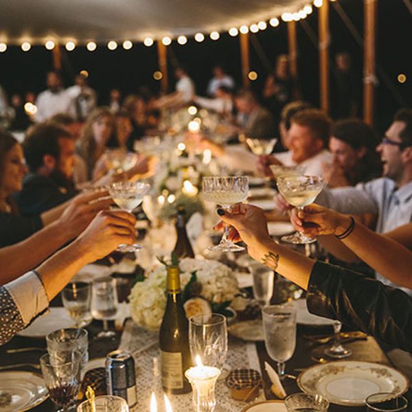 客人在招待会上祝酒